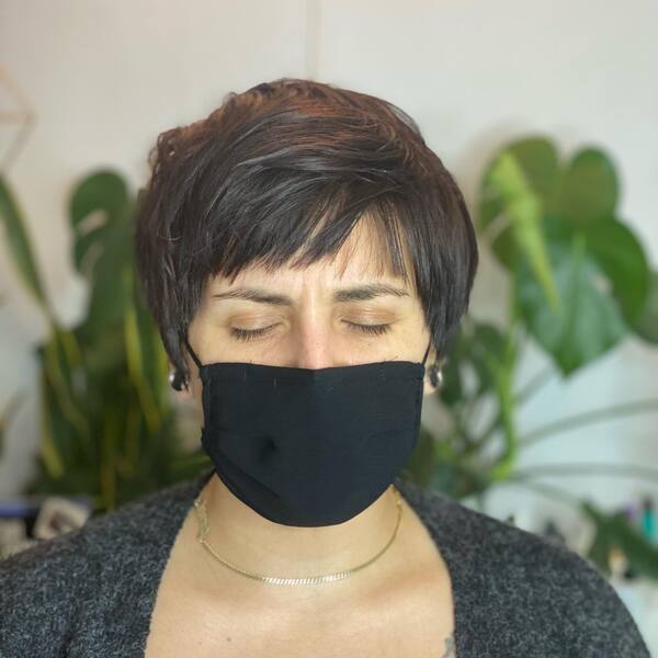 Piecey Edgy Pixie Cut: una mujer con una máscara negra
