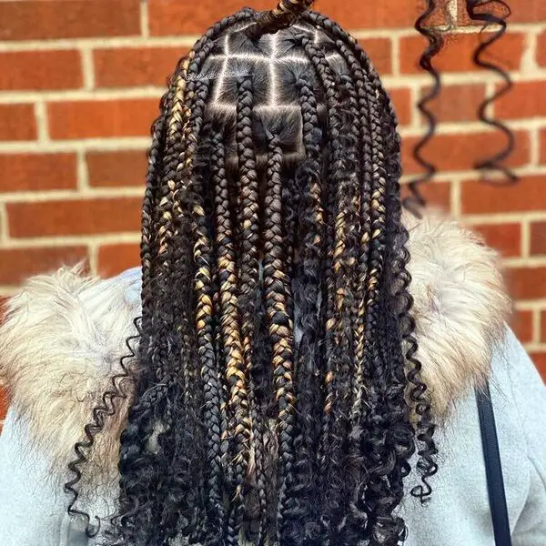 Pittsburgh Box Braids: una mujer con una chaqueta con capucha de plumas.