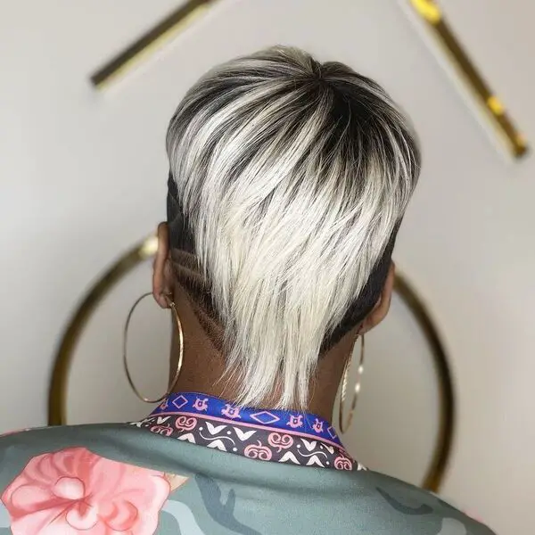 Platinum White Pixie with Undercut: una anciana negra con un kimono floral y aretes redondos