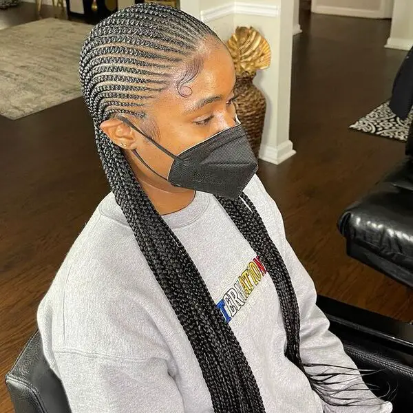 Pop Smoke Braids: una mujer con un suéter gris.