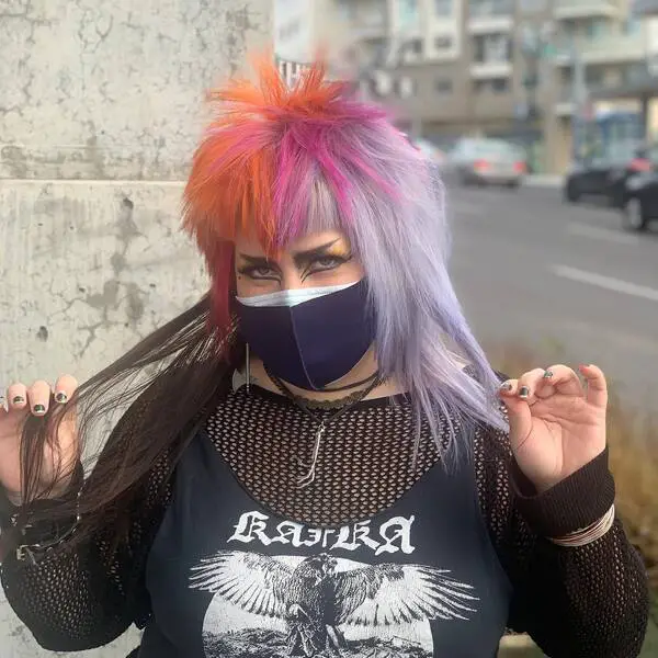 Corte de pelo punk mullet: una mujer con una blusa sexy negra