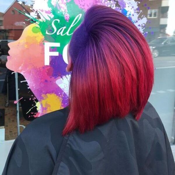 cabello rojo púrpura - una mujer con capa negra de barbero