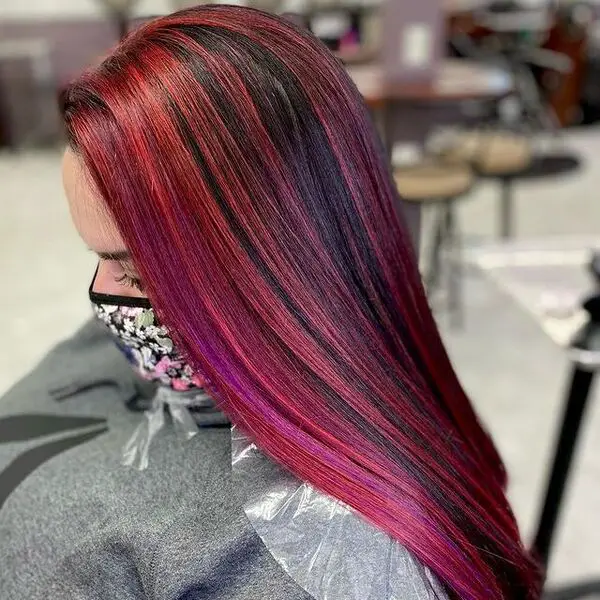 Purpura y rojo en cabello lacio 2024