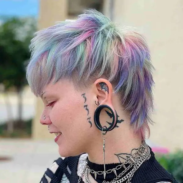 Rainbow Mohawk Edgy Cut: una mujer con un tatuaje que usa muchos accesorios