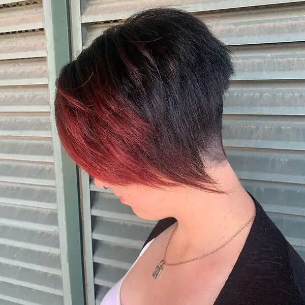 Peinado rojo y negro: una mujer con un collar