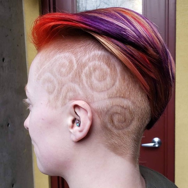 cabello rojo púrpura - una chica con un piercing en la oreja