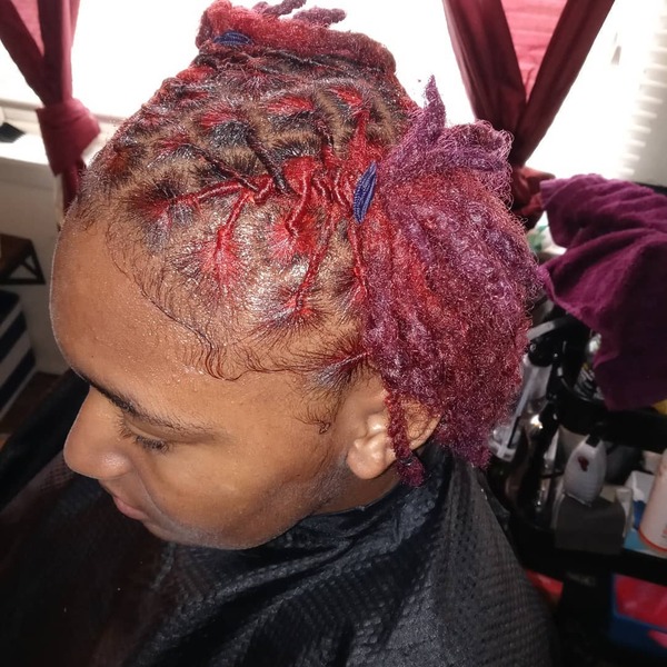 cabello rojo púrpura - una mujer con capa negra de barbero