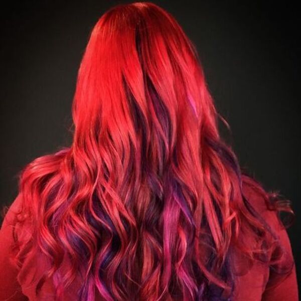 cabello rojo púrpura - una chica con camisa rosa