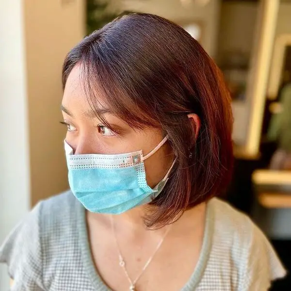 una mujer con una mascarilla quirúrgica