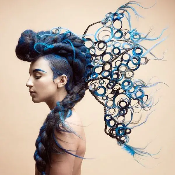 Running Air Hairstyle: una mujer con cabello negro y azul