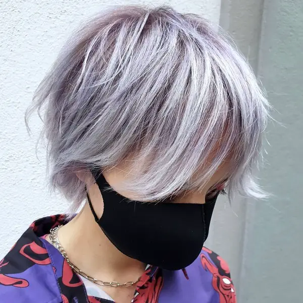 Corte de pelo Mullet con tonos púrpura