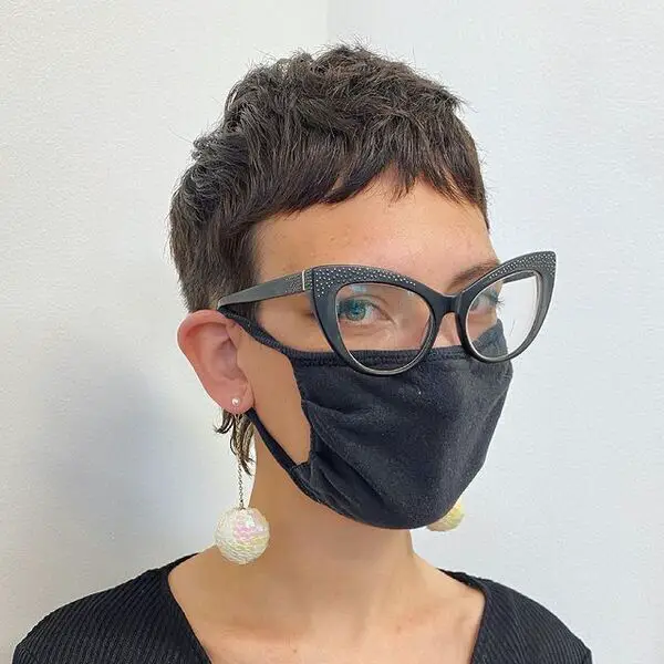 Short Edgy Pixie Cut: una mujer con anteojos y una máscara negra