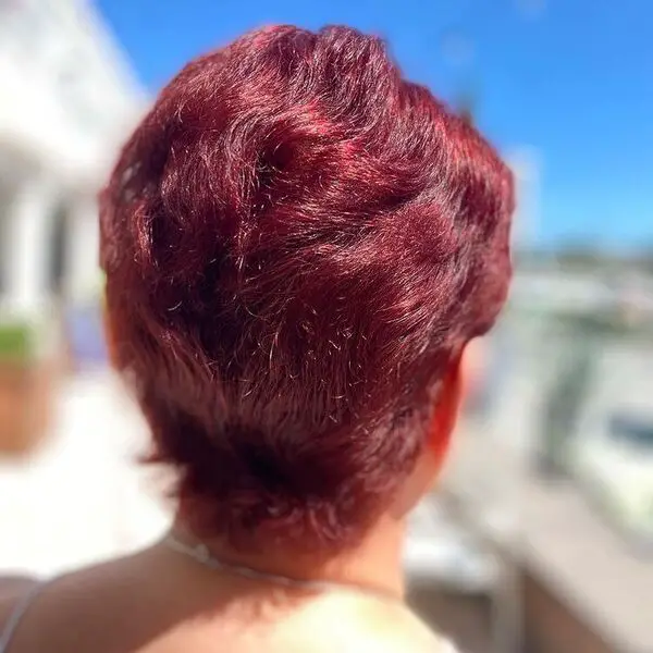 Short Red Hair: una mujer con una blusa de tirantes finos
