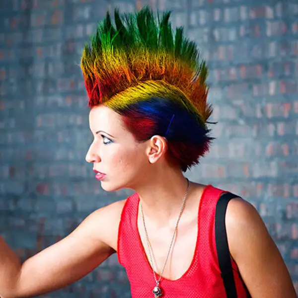 Crazy Short Spikes Hairstyles: una mujer con una camisa rosa sin mangas