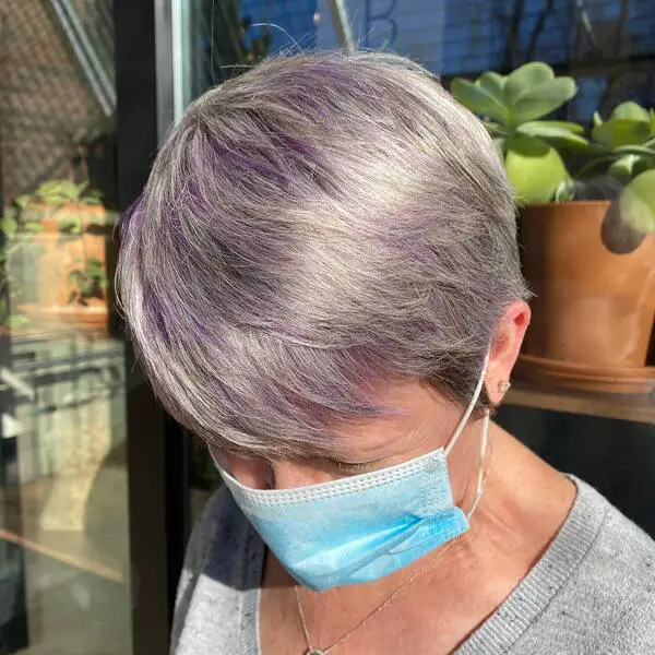 Silver Edgy Cut with Purple Tint: una mujer con una mascarilla quirúrgica