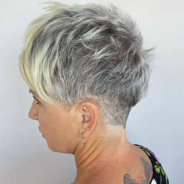 Silver Underneath Hairstyle: una mujer con un tatuaje que lleva aretes