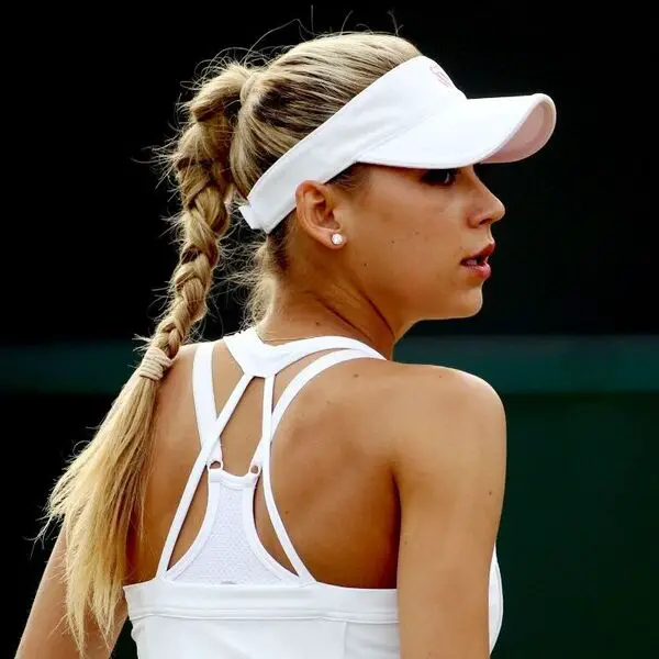 Peinado deportivo: una mujer con una gorra blanca