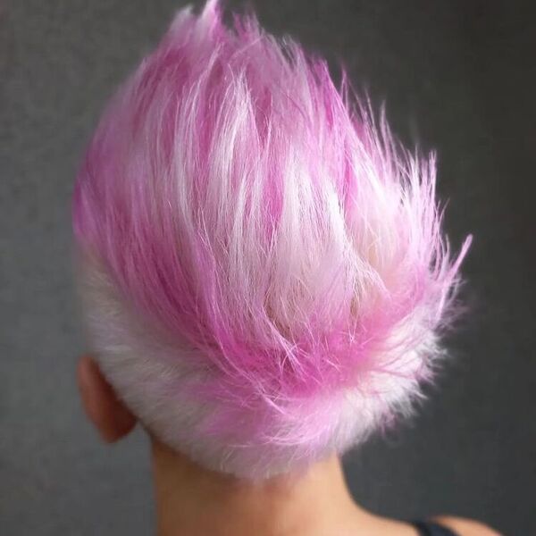 Spiky Mohawk with White and Pink Tint: una mujer con una blusa negra sin mangas
