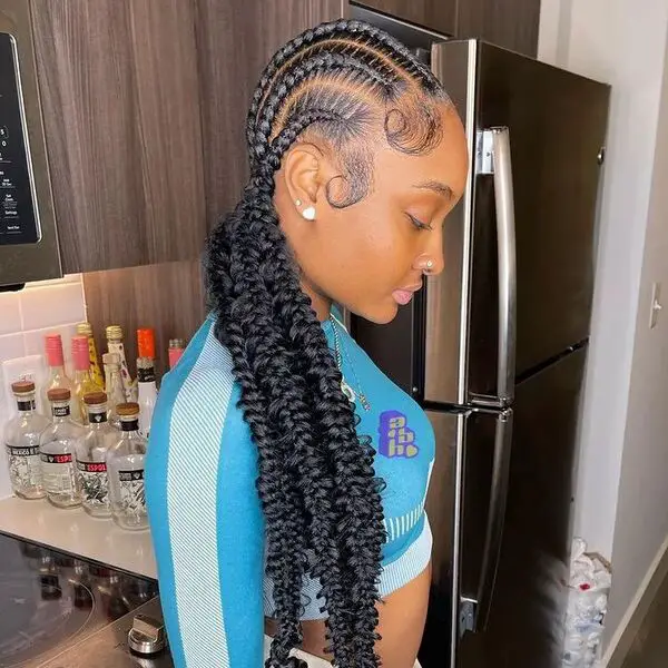 Stitches Straightbacks y Passion Braids: una mujer con un top corto de manga larga de color azul