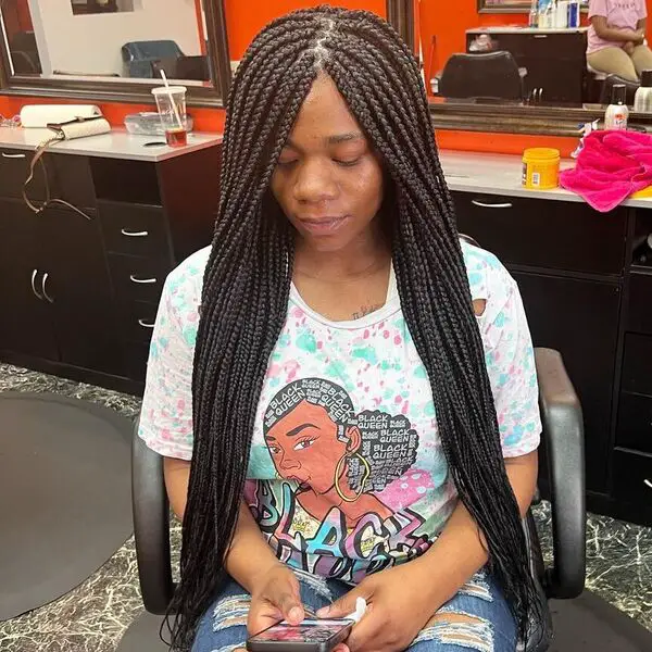 Trenzas de caja tradicionales en el método Tuck: una mujer con una camisa estampada.