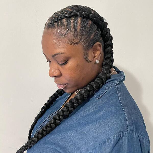 Two Stitch Braids: una mujer con un polo de mezclilla azul.