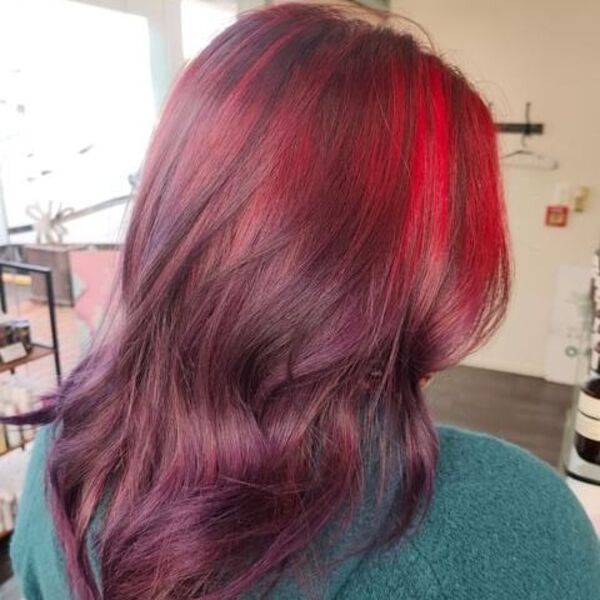 cabello rojo púrpura - una chica con camisa verde azul
