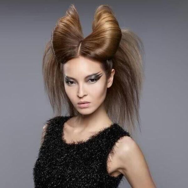 Voluminous Bow Hairstyle: una mujer con un vestido negro sin mangas