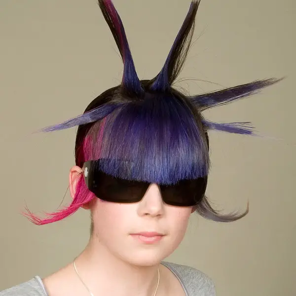 Weird Galaxy Hairstyle: una mujer con gafas de sol