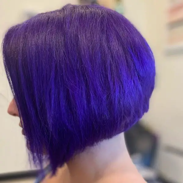 Purple Bob Hairstyle: una mujer con una nariz larga
