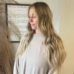 50 elegantes ideas de peinado marrón arena para mujeres en 2023