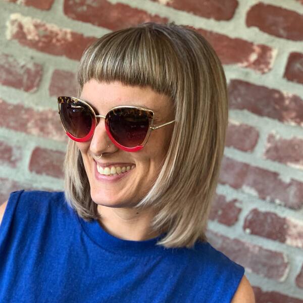 Peinado de los 90 - una mujer con gafas de sol