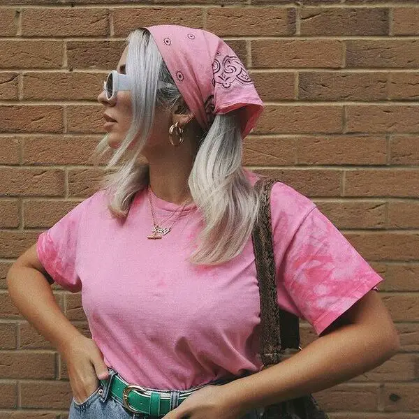 Peinados Bandana - una mujer con una camisa rosa