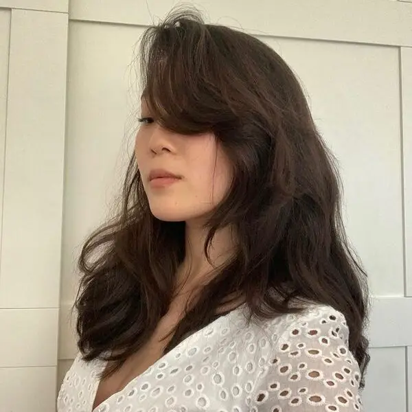 Peinado de los 90: una mujer con una blusa sexy blanca
