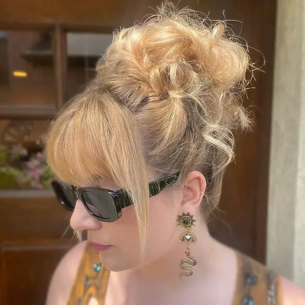 Peinado de los 90: una mujer con gafas de sol