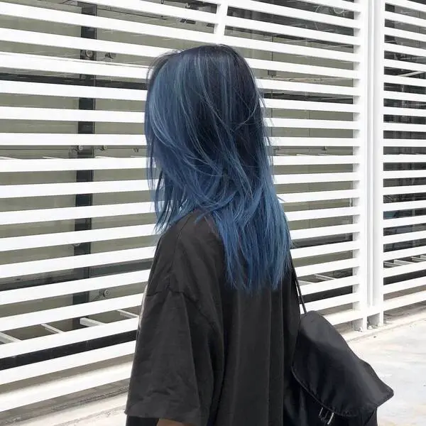 Asian Black Blue Hair: una mujer con una bolsa y una camisa negra