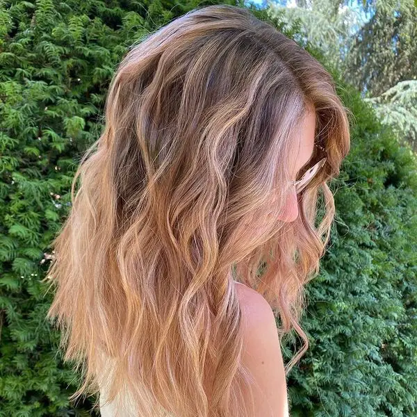 Beach Wavy Hair Root Smudge: una mujer con top color crema