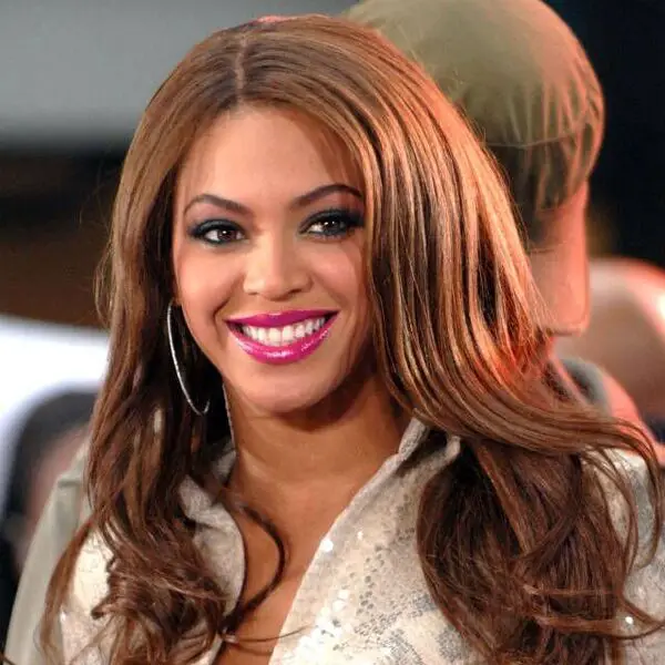 Beyoncé - usando un lápiz labial rosa