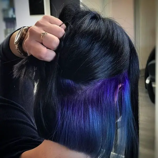 Bicolor Black Blue Hair: una mujer con una manga larga ajustada negra