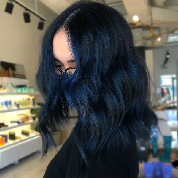 Black Blue Hair Balayage: una mujer con una camisa negra y una máscara