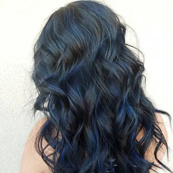 Black Blue Peekaboo Hair: una mujer con una camisa sin mangas