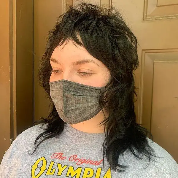 Cortes de pelo de salmonete con textura negra: una mujer con una blusa gris y una máscara
