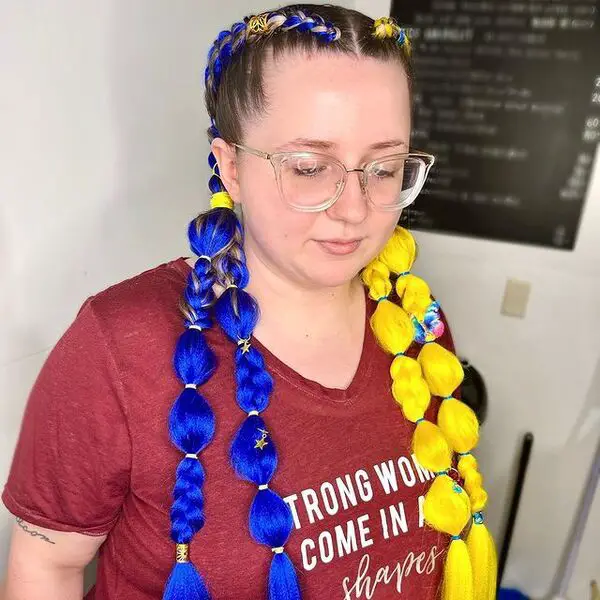 Trenzas de burbujas azules y amarillas: una mujer con anteojos