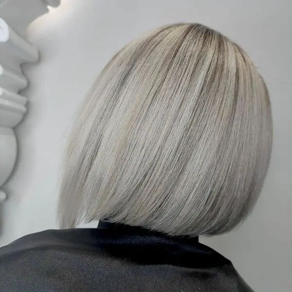 Air-touch Platinum White Blonde Hair: una mujer gana una capa de salón negra