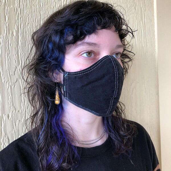 Bouncy Curl Mullet: una mujer con una máscara y una camisa de algodón negro.
