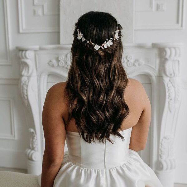 Trenzado Half Up with Flowers Bride Hairstyle: una mujer con un vestido de tubo blanco