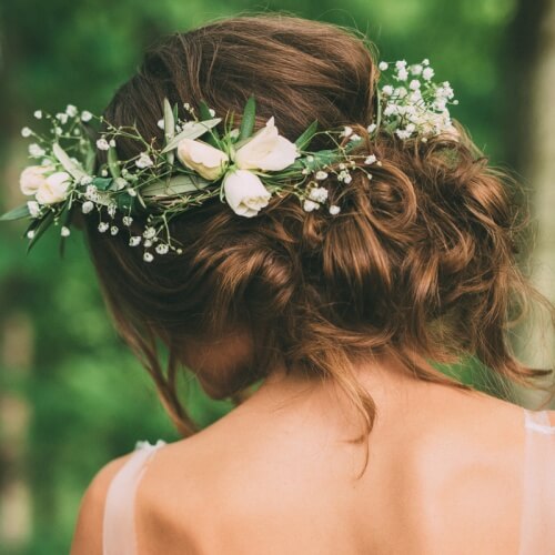 Updos nupciales con coronas de flores