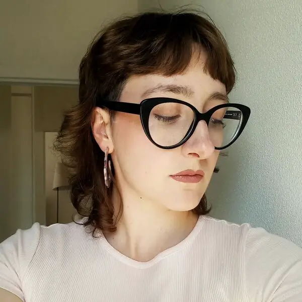 Buzz Cut Mullet Hair - Una mujer con gafas