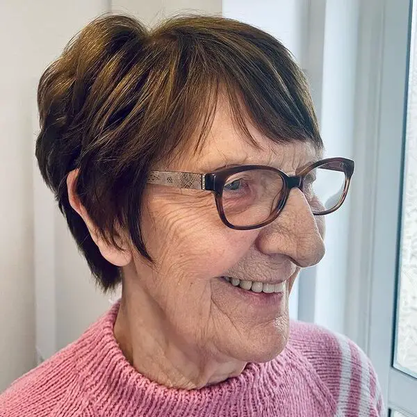 Corte de pelo clásico en capas para mujeres mayores de 60 años