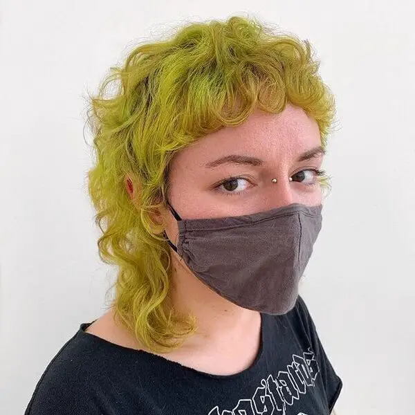 Clean Shag Mullet - Una mujer con una máscara