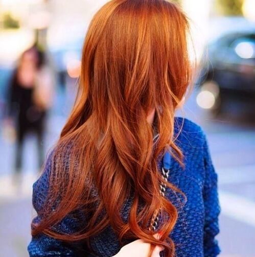 pelo rojo largo y ondulado